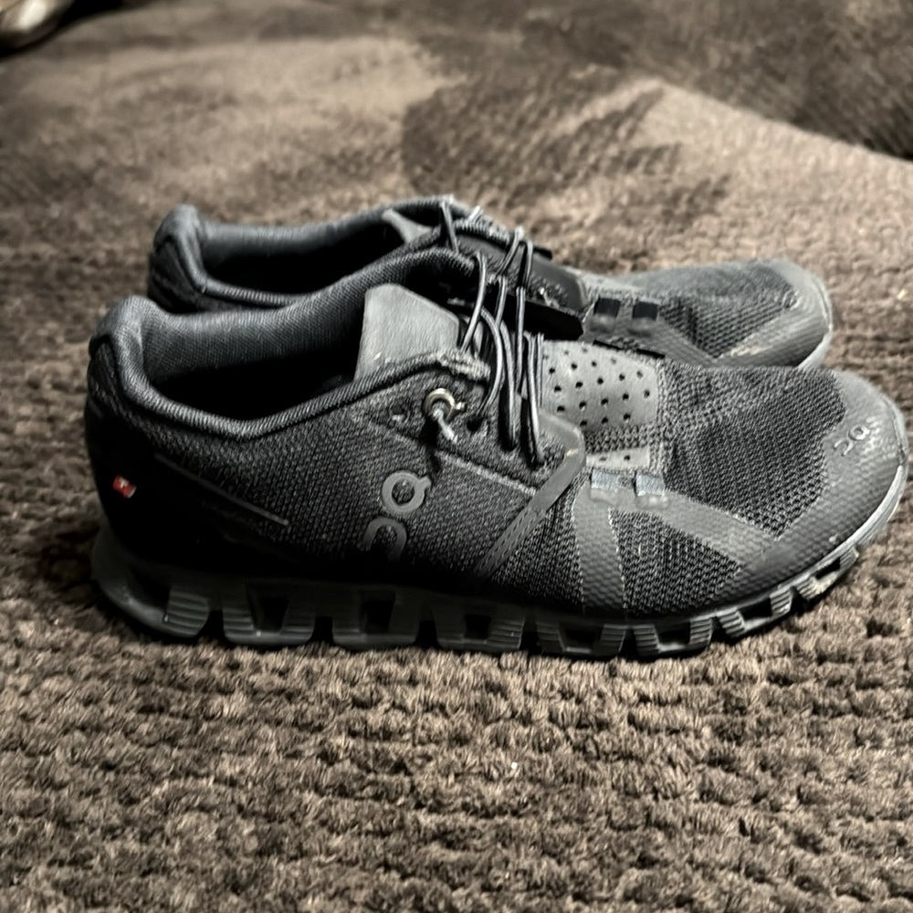 Women’s on cloud 5. Size 5. Worn a handful of times.